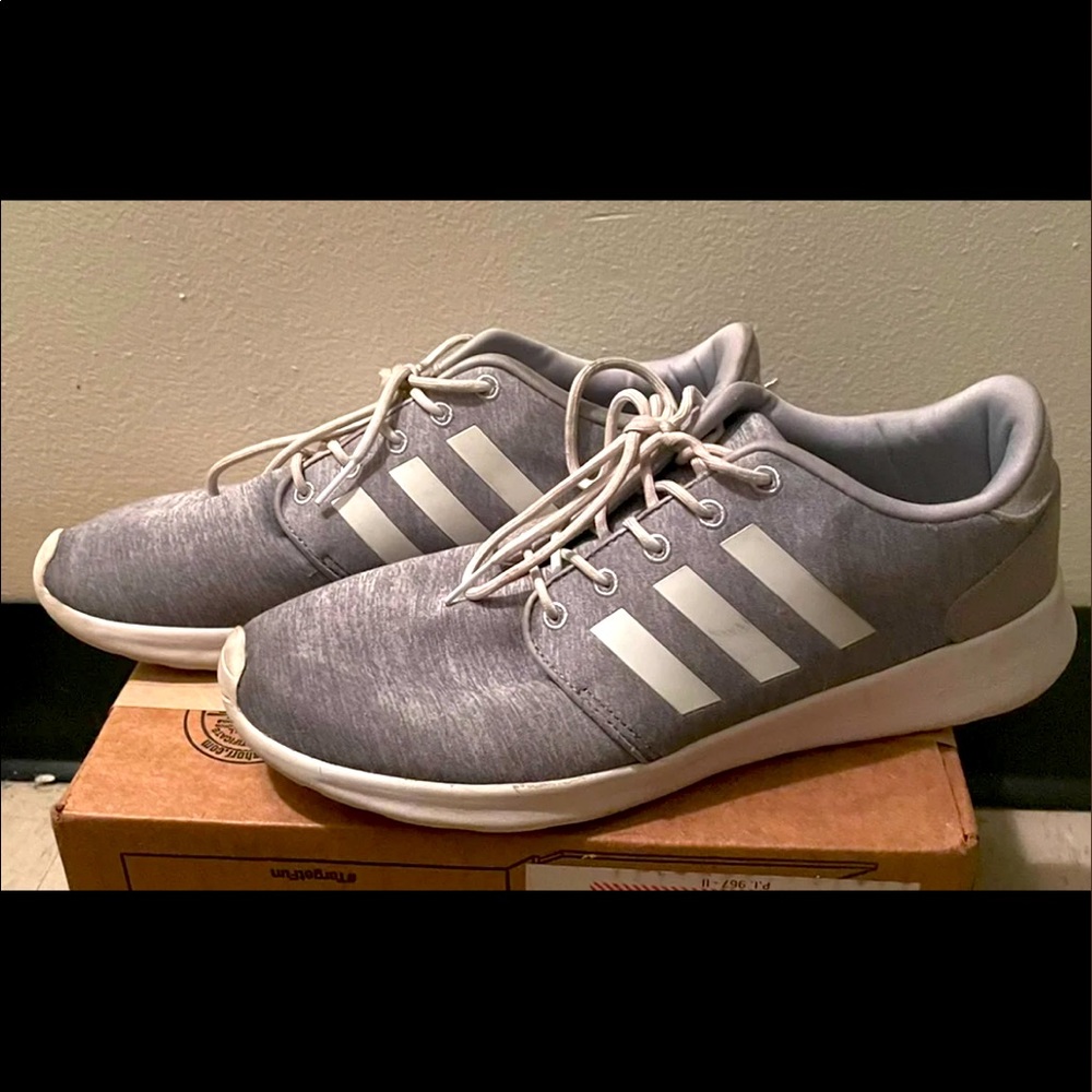 Women’s tennis shoes